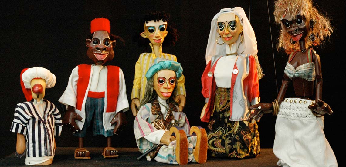 Puppen aus dem Stück Prinz Zain-el-Asnan